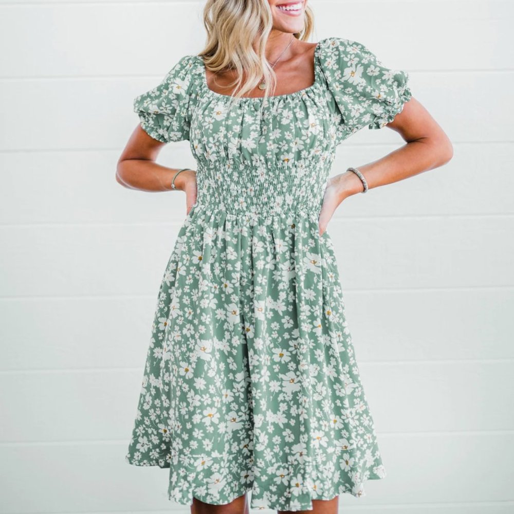 FEHRNVI Smocked Floral Dress